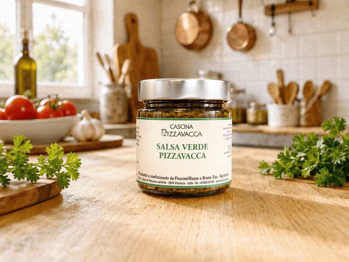 木の食卓に置かれたSalsa Verde Pizzavaccaの瓶